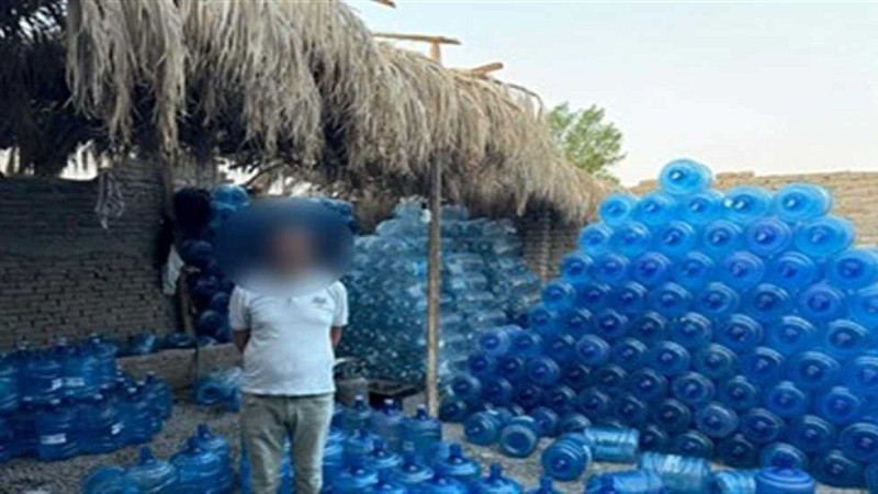 حماية المستهلك يضبط محطة غير مرخصة لتعبئة المياه المعدنية ويصادر 80 ألف عبوة