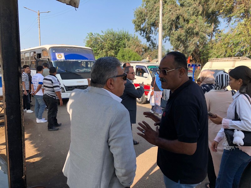 جولة مفاجئة للمحافظ بموقف سيارات جديلة بالمنصورة