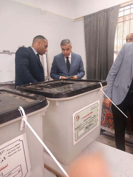 محافظ الإسكندرية يدلي بصوته الانتخابي بالعامرية