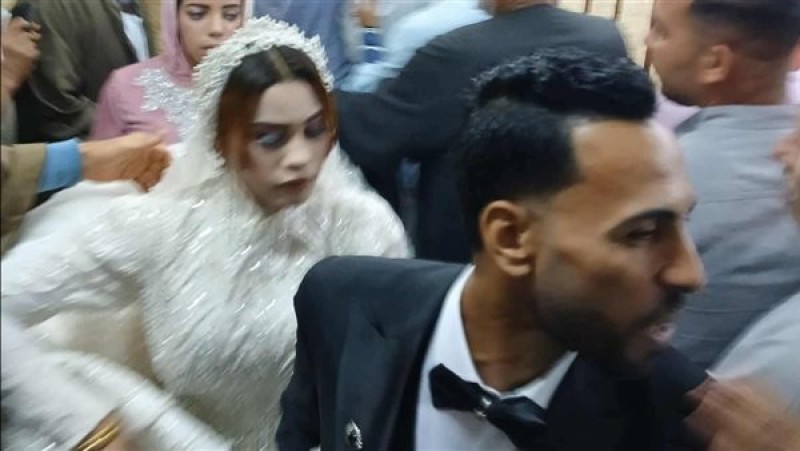 مشهد وطني مبهج عروسان يشاركان في التصويت بعد زفافهما مباشره يكون حماده