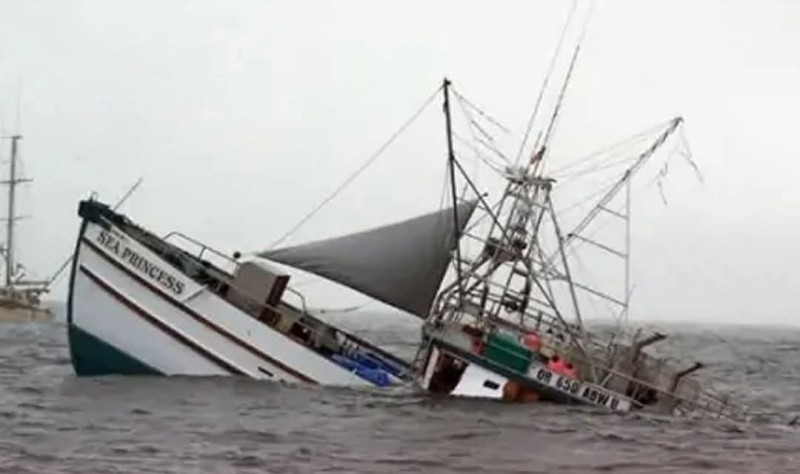 غرق مركب صيد على سواحل بورسعيد .. وإنقاذ 3 صيادين واستمرار البحث عن مفقودين