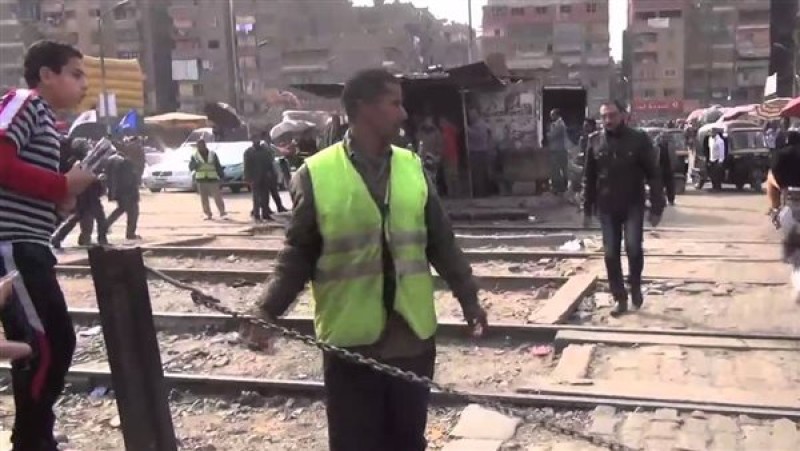 إنقاذ رجل مسن من القطار: خفير مزلقان في الشرقية يتلقى إشادات واسعة لشجاعته