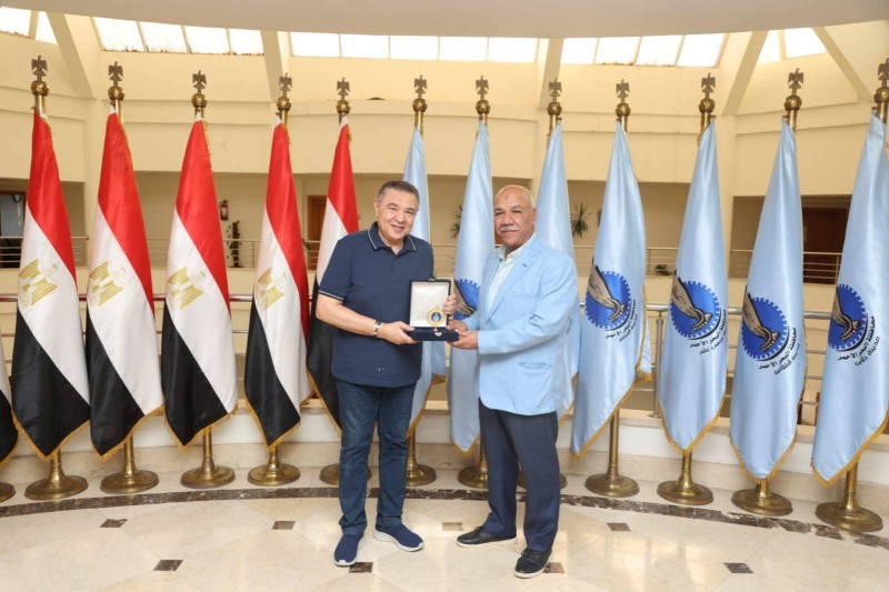 محافظ البحر الأحمر يكرم المهندس أحمد شعبان تقديرًا لجهوده خلال فترة رئاسته لشركة مياه الشرب والصرف الصحي