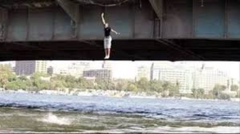 إنقاذ شاب سقط من كوبري عباس إلى مياه النيل بمعجزة