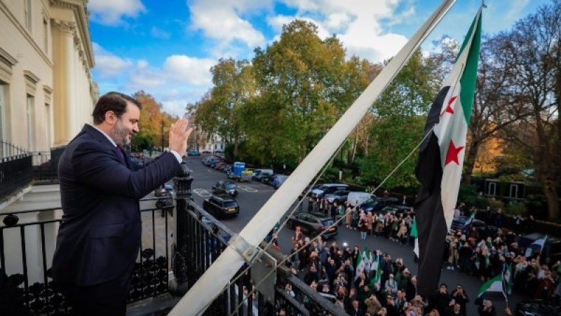 وزير الخارجية السوري يرفع علم بلاده فوق سفارة سوريا في بريطانيا