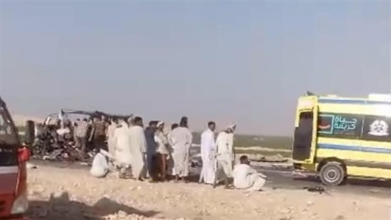 الطريق الصحراوي يشهد كارثة: 8 ضحايا و12 مصابًا في تصادم بين ميكروباص وتريلا