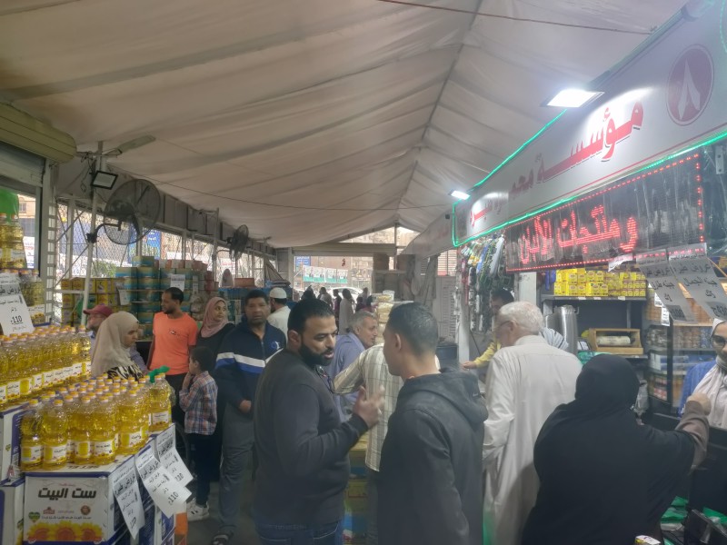 المحافظ: أسعار مخفضة بالمعرض الدائم للسلع الغذائية بشارع قناة السويس بالمنصورة