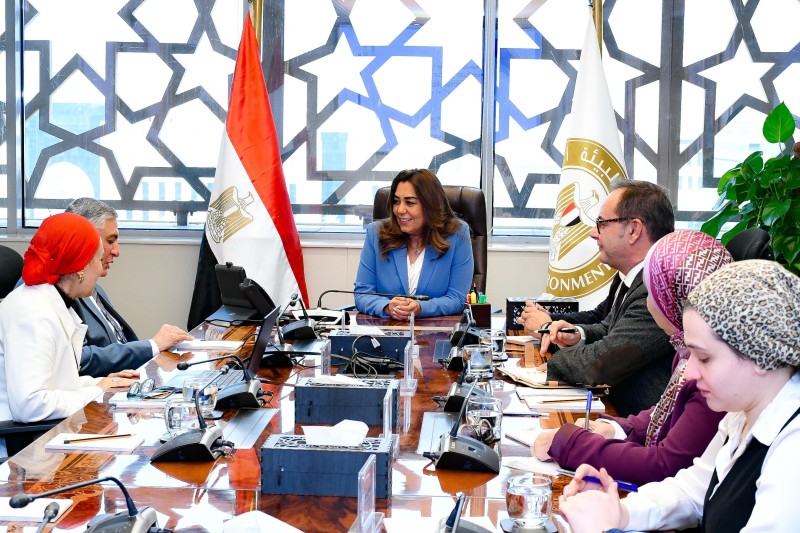 منال عوض تلتقي مدير مركز التميز للدراسات البحثية للتغيرات المناخية