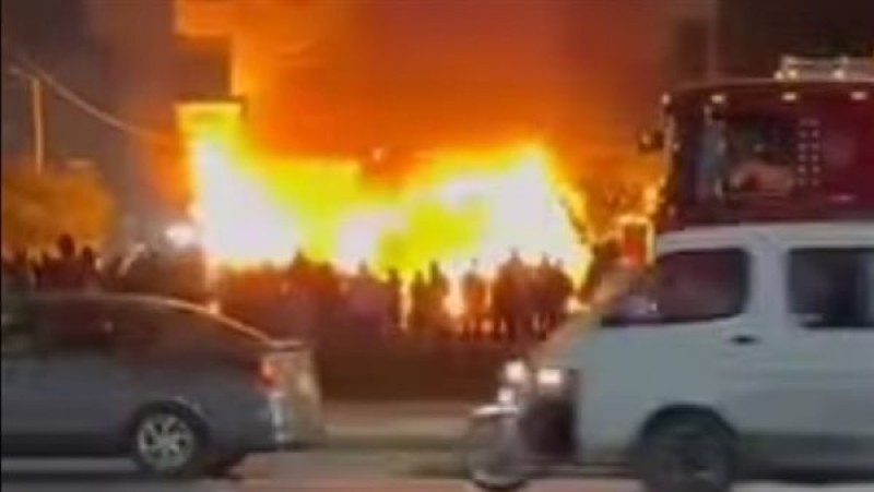 مدينة السلام بالسويس تشهد حريقًا هائلًا: مخبز وسوبر ماركت يدمران بالكامل