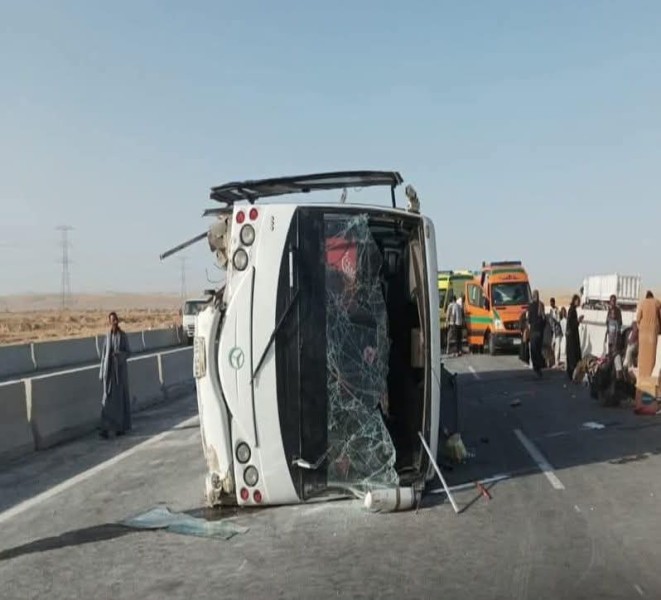 بالأسماء .. إصابة ٣٠ شخص في انقلاب أتوبيس بالوادى الجديد