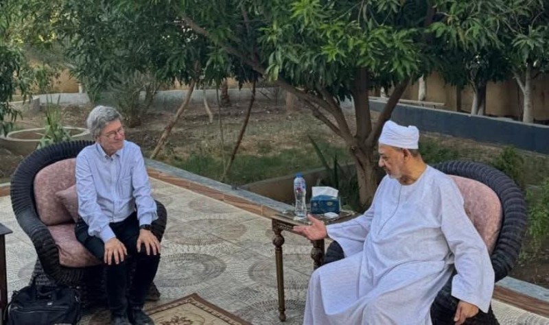 تفاصيل استقبال شيخ الأزهر لجيفري ساكس المفكر العالمي  بمنزله في الأقصر