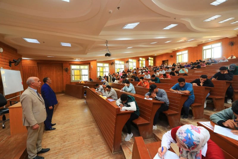 تفقد رئيس جامعة كفر الشيخ لامتحانات نصف الترم ويشيد بانضباط اللجان