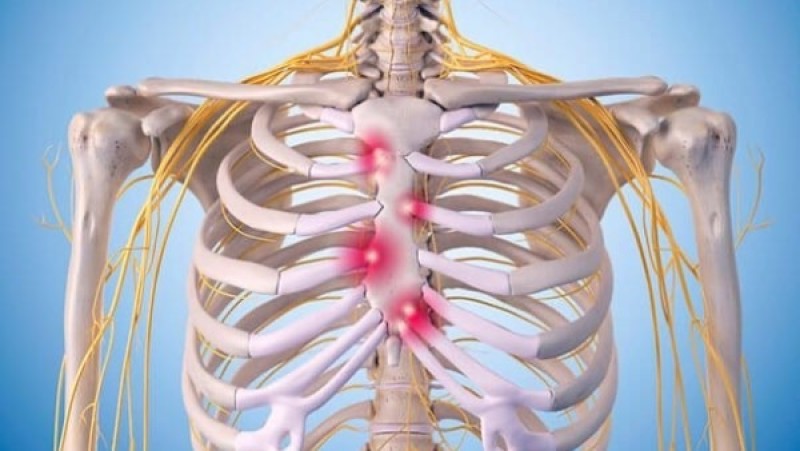 ما أسباب حدوث ألم في عظام القفص الصدري عند الضغط عليها؟