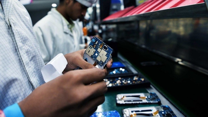 وزير الاتصالات: 15 علامة تجارية تصنع المحمول في مصر