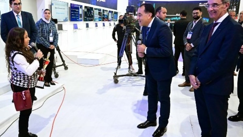 رئيس الوزراء يستمع لتجربة ”طفلة مصرية” ناجحة في Cairo ICT