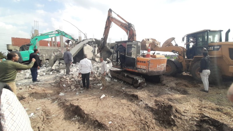 حملة إزالة مكبرة بالبحيرة: إزالة 9 حالات تعد على 1204 متر مربع” صور ”