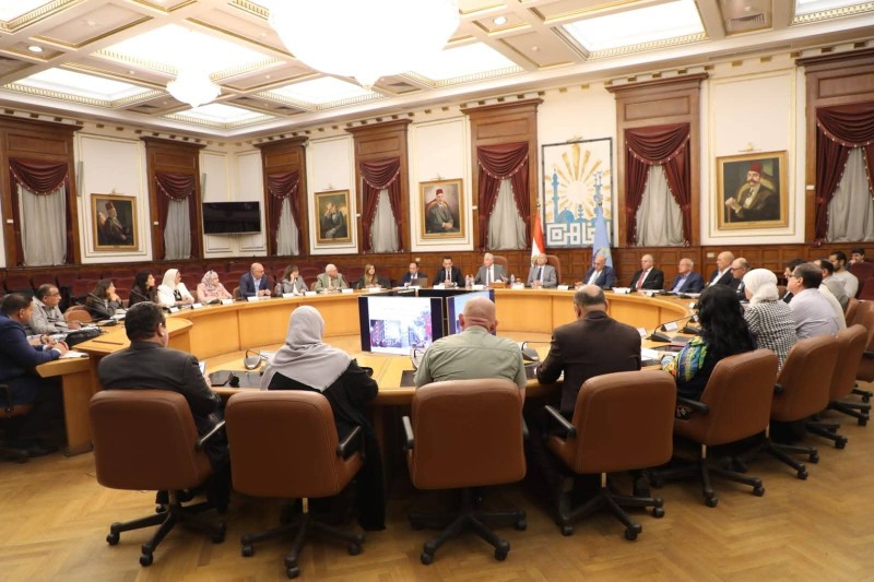 اجتماع برئاسة مستشار رئيس الجمهورية للتنمية المحلية لمتابعة أعمال التطوير منطقة القاهرة الخديوية