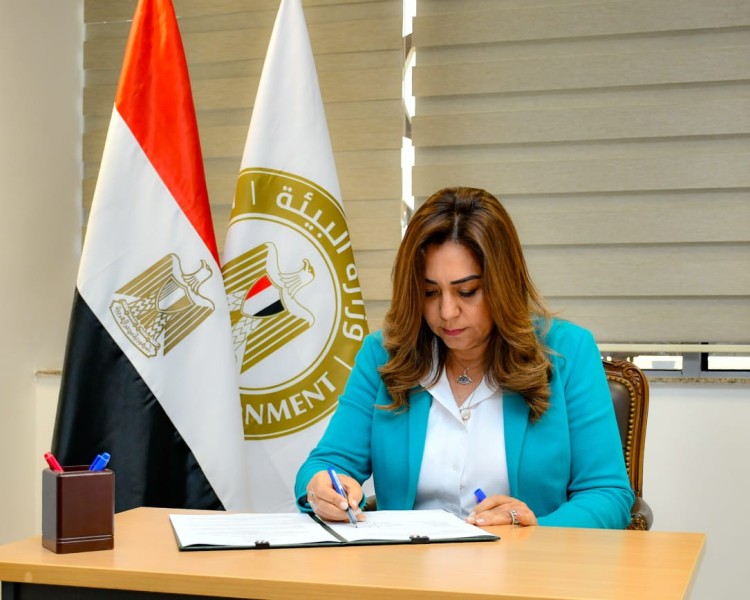 د. منال عوض توقع إتفاق الدولة المضيفة لمؤتمر cop24 لحماية بيئة البحر المتوسط من التلوث