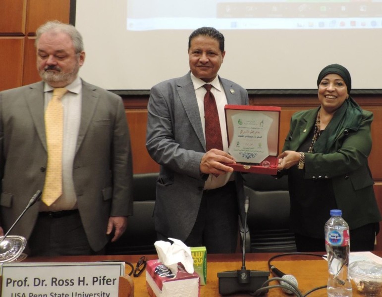 تكريم السفير مصطفى الشربيني بالقومي للبحوث لدوره في ربط صناعة التمور بالاستدامة والكربون الأخضر