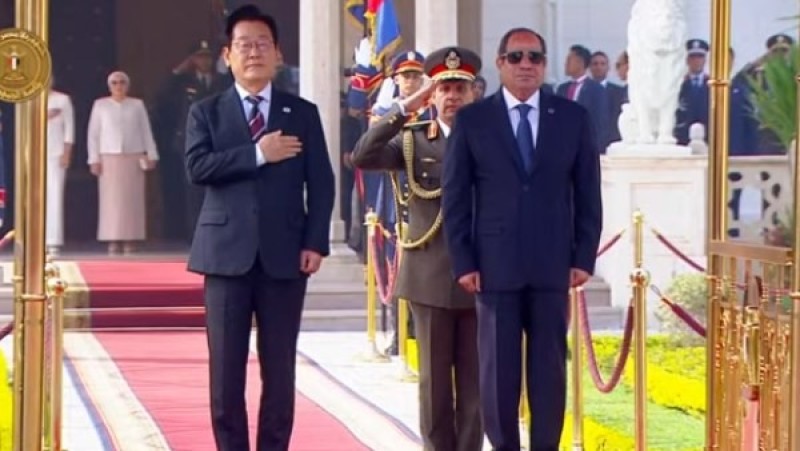 شاهد.. لحظة استقبال السيسي لنظيره الكوري جنوبي لي چاي ميونغ