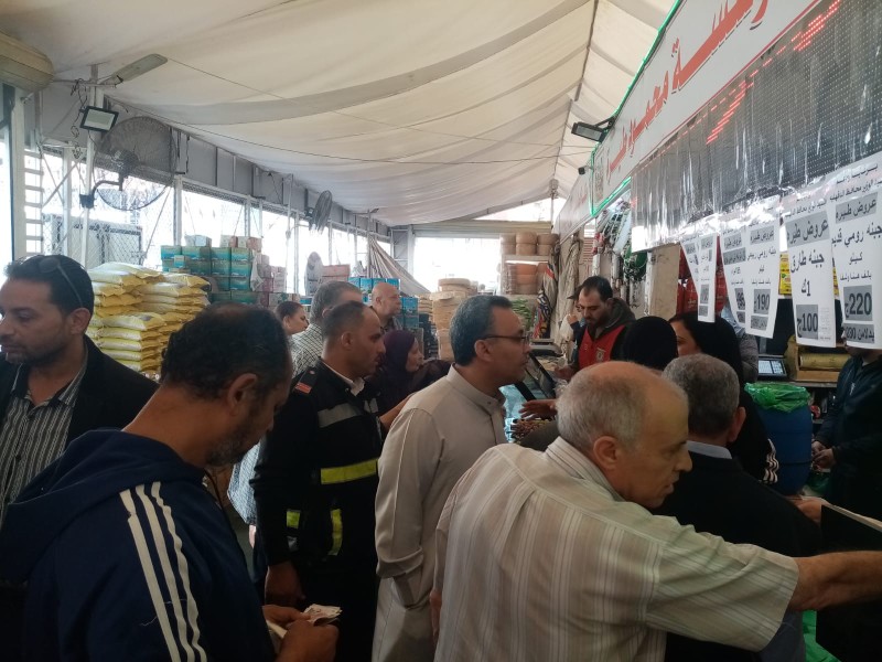 محافظ الدقهلية: أسعار مخفضة بالمعرض الدائم للسلع الغذائية بشارع قناة السويس بالمنصورة