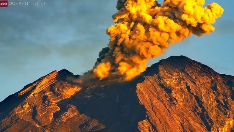 إندونيسيا.. بركان سيميرو يسجل 45 هزة ثورانية خلال 6 ساعات