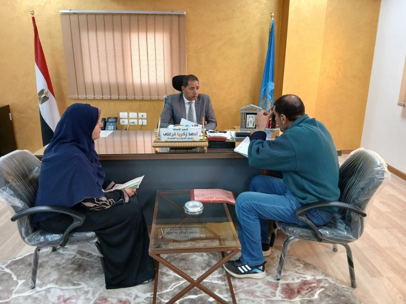 رئيس مدينة الرحمانية بالبحيرة يعقد لقاءً دوريًا مع المواطنين ويستعرض عددًا من الطلبات (صور)