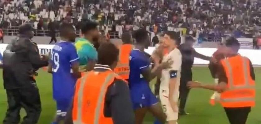 خناقة وحضن.. مشاهد لا تليق في مباراة الهلال ومولودية الجزائر
