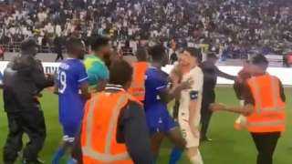 خناقة وحضن.. مشاهد لا تليق في مباراة الهلال ومولودية الجزائر