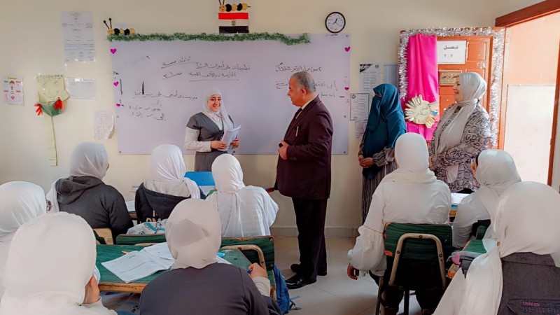 جولة ميدانية لوكيل وزارة التربية والتعليم بالفيوم في الصباح الباكر بالمدارس لمتابعة انضباط العملية التعليمية