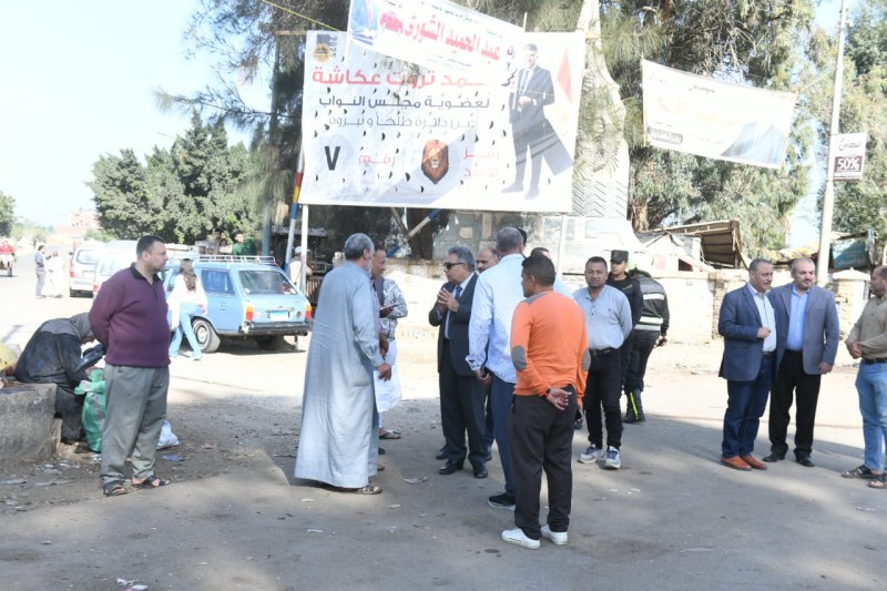 محافظ الدقهلية يقوم بجولة مفاجئة بموقف سيارات قرية ”بطرة” في طلخا