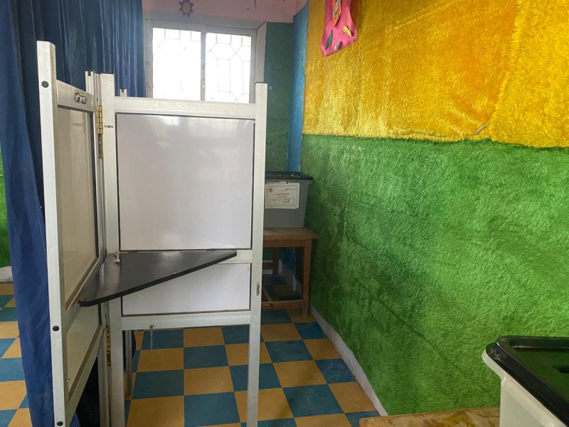 محافظ الدقهلية يتفقد مدرسة جمصة الأساسية لمتابعة الاستعدادات للانتخابات ووجه بتوفير سيارتي سيرفيس يومي للعاملين