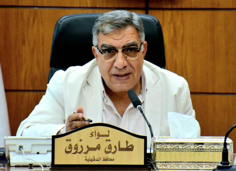 المحافظ يتابع الدقائق الأولى من بداية الاقتراع