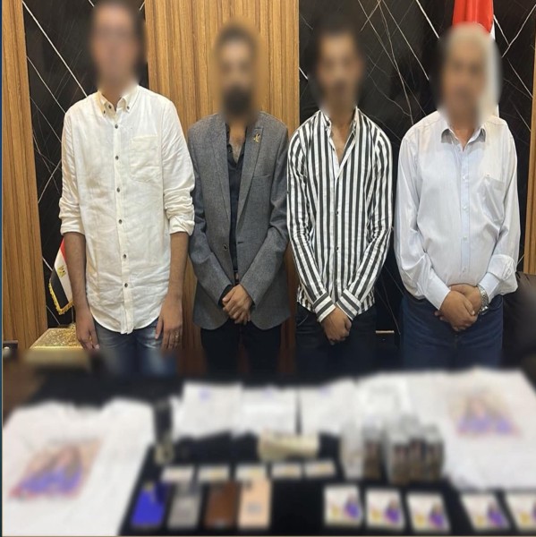 ضبط ٤ أشخاص بمحيط دائرة انتخابية بروض الفرج وبحوزتهم كروت دعاية ومبالغ مالية