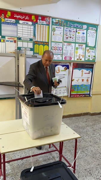 رئيس جامعة المنصورة يُدلي بصوته في انتخابات مجلس النواب