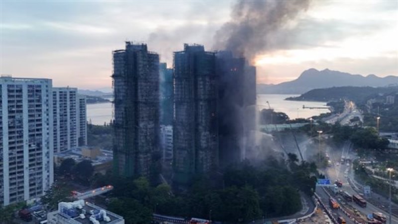كارثة هونج كونج: 128 قتيلا في حريق سكني وتقارير تشير إلى تقصير جسيم في معايير السلامة