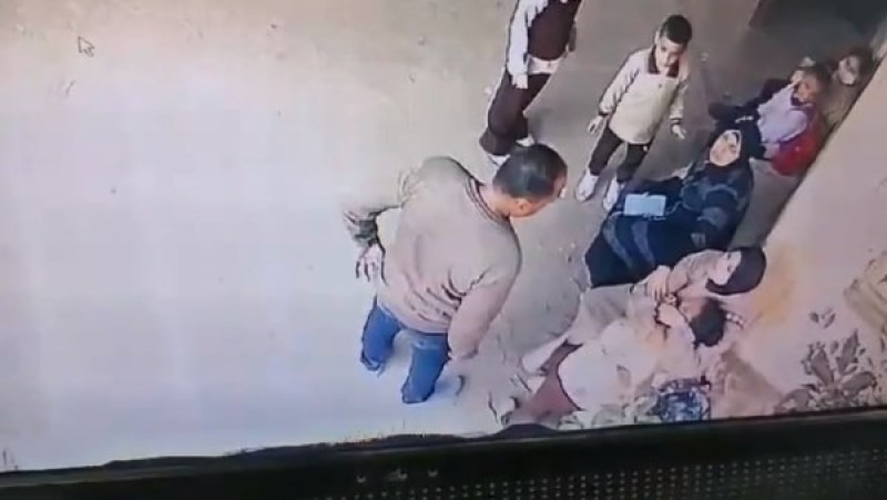 زوج يتعدى على زوجته وطفلهما فى مدرسة بالمحلة