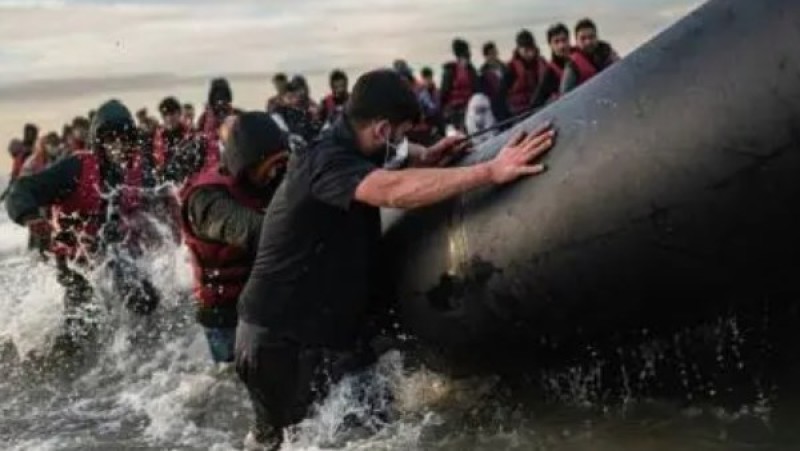 ارتفاع عبور المهاجرين للمانش يدفع فرنسا لاعتماد استراتيجية اعتراض بحرية جديدة