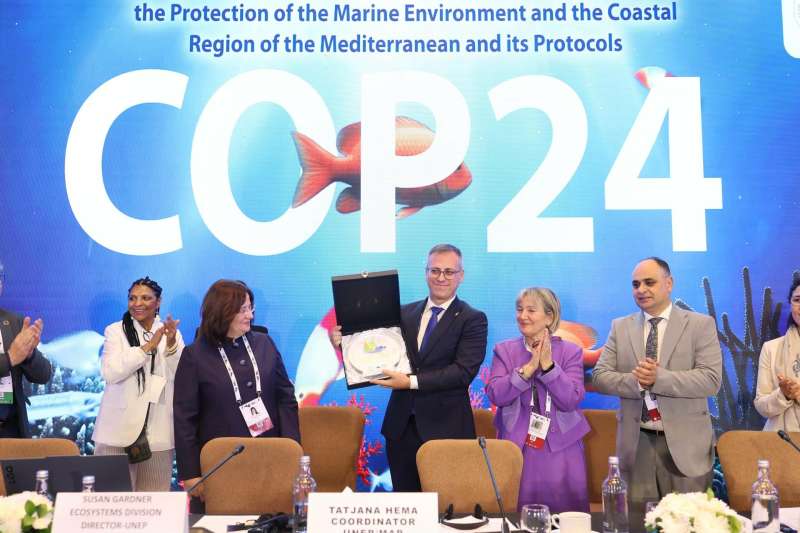 رئيس شئون البيئة المصري يُسلم جائزة إسطنبول للمدينة الصديقة للبيئة لمدينة ملقا (إسبانيا) ضمن فعاليات COP24 لإتفاقية برشلونة.