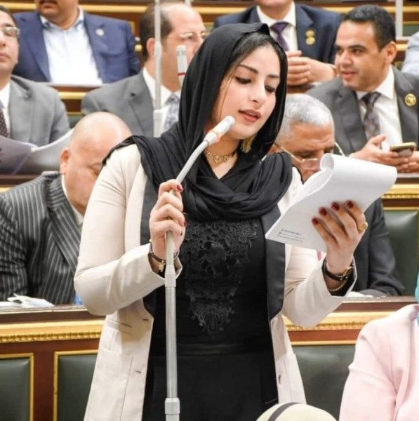 إصابة النائبة آيات الحداد ووالدها إثر حادث على طريق الواحات