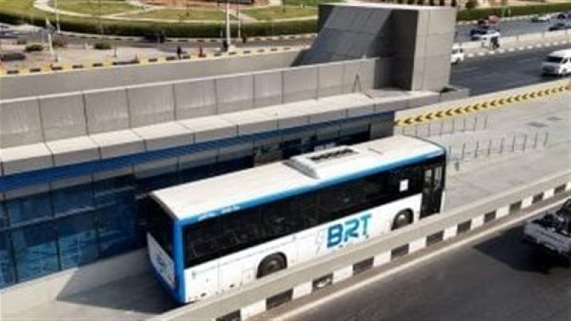 كارثة في البساتين”: 3 عمال يسقطون في حفرة عمقها 8 أمتار داخل محطة أتوبيس