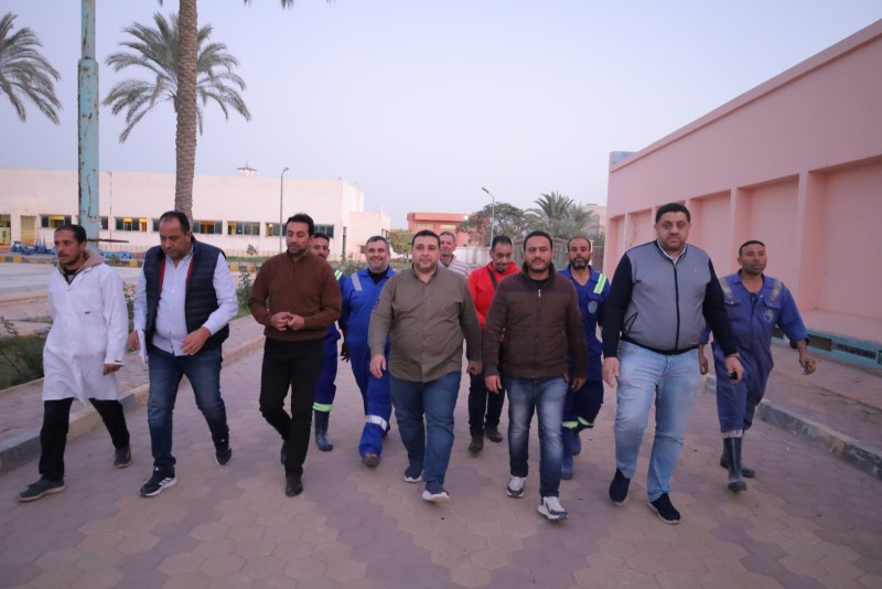 رئيس شركة مياه البحيرة يفاجئ العاملين بزيارة مسائية لمحطة مياه أبو حمص