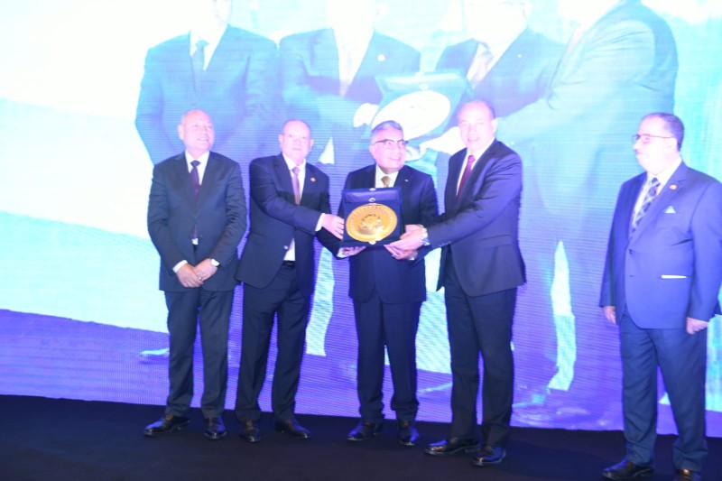 تكريم رئيس جامعة المنصورة تقديرًا لدوره في دعم البحث العلمي وتعزيز الشراكة الأكاديمية