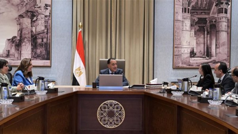 محافظ البحيرة تعرض مشروعات تنموية كبرى لرئيس الوزراء