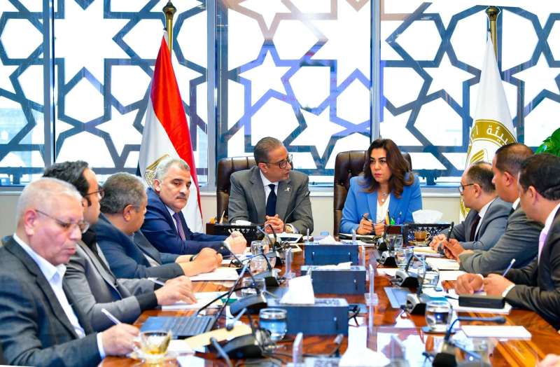 وزيرة التنمية المحلية تناقش مع محافظ الفيوم آخر مستجدات لجنة إعادة التوازن البيئي ببحيرة قارون