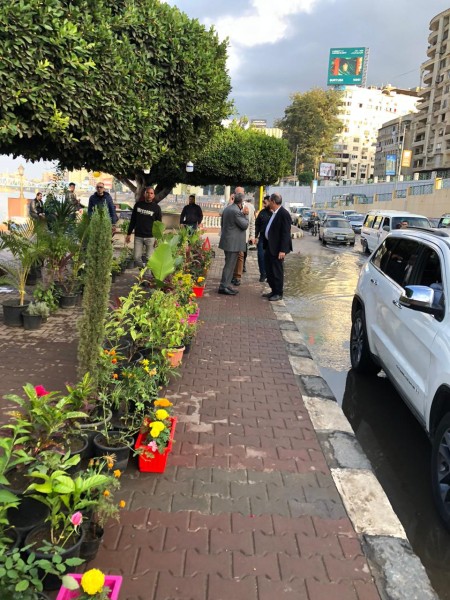 المحافظ يتابع جهود التعامل الفوري مع سقوط الأمطار ورفع أي تجمعات للمياه بالشوارع سيرا على الاقدام في شوارع المنصورة