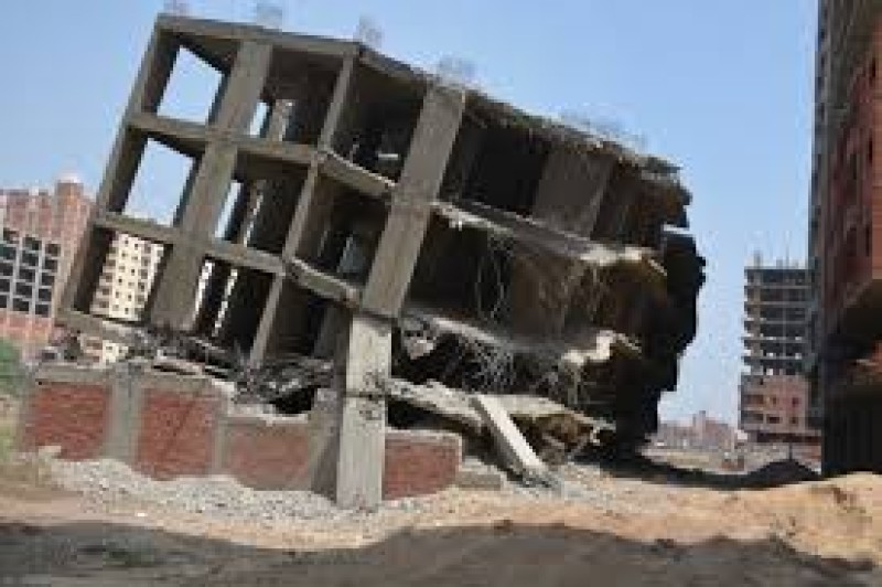 إزالة 14 عقارًا بدون ترخيص في الخانكة بالقليوبية بعد اعتراض من السكان