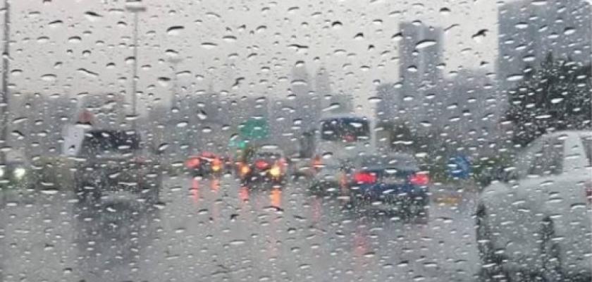 سحب رعدية وأمطار تمتد للداخل.. الأرصاد تحذر من البرق ونشاط الرياح