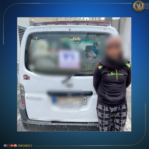 سائق ميكروباص يوزع دعاية انتخابية بمحيط لجنة انتخابية بشبراخيت