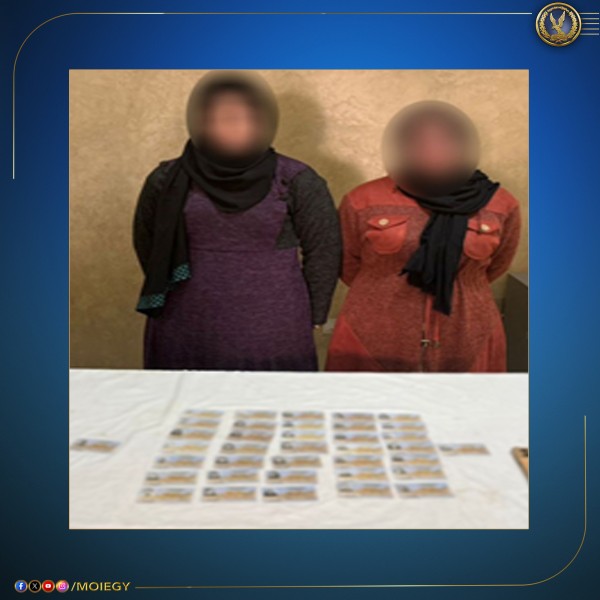 ضبط سيدتين بمحيط دائرة انتخابية بالجيزة بتهمة جمع بطاقات شخصية للناخبين